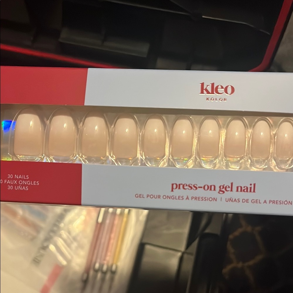 Cream Press-On Nails Makeup Set